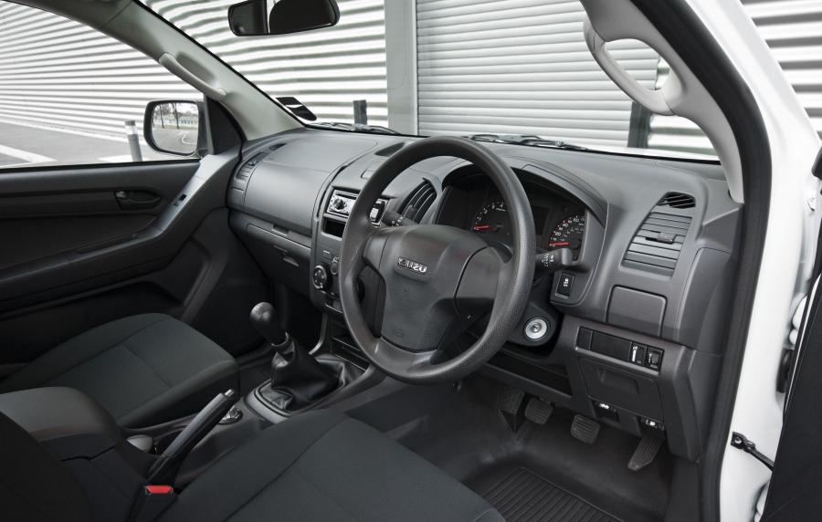 Интерьер Isuzu D-Max Single Cab 2012 года  (UK) (фото 4 из 10)
